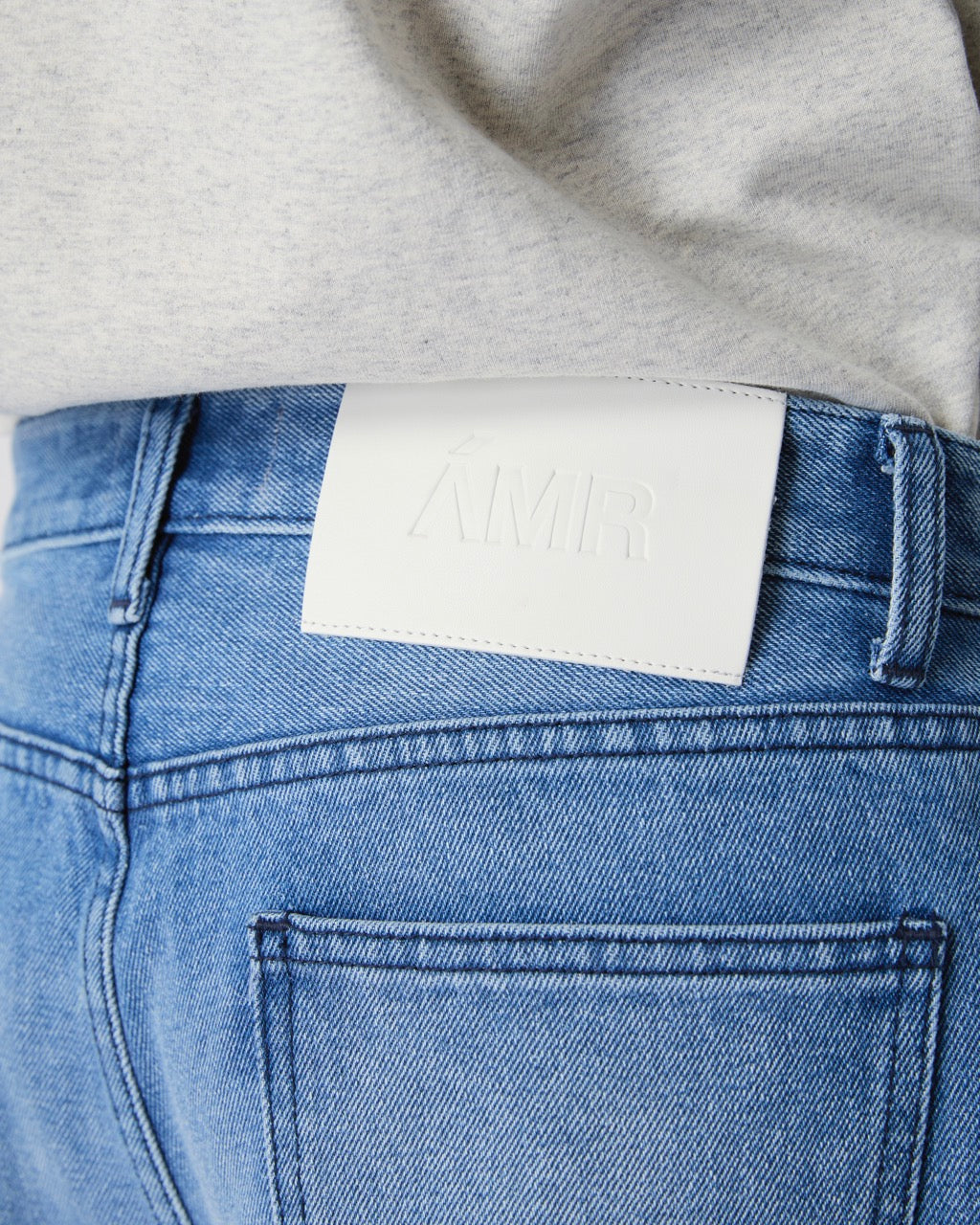 Découvrir - 90s Baggy Jeans in Distressed Faded Light Blue Wash