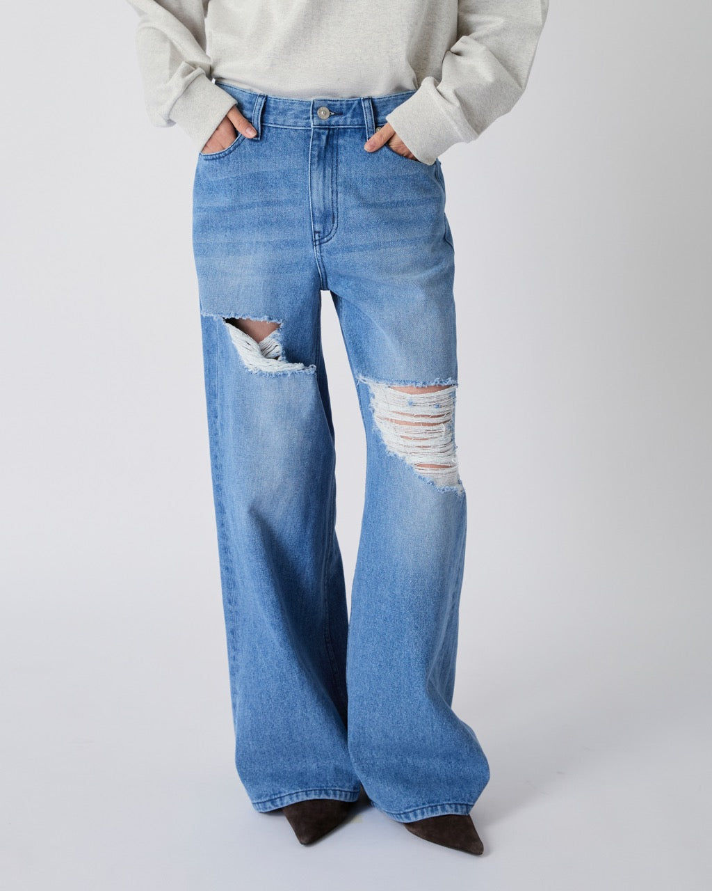 Découvrir - 90s Baggy Jeans in Distressed Faded Light Blue Wash