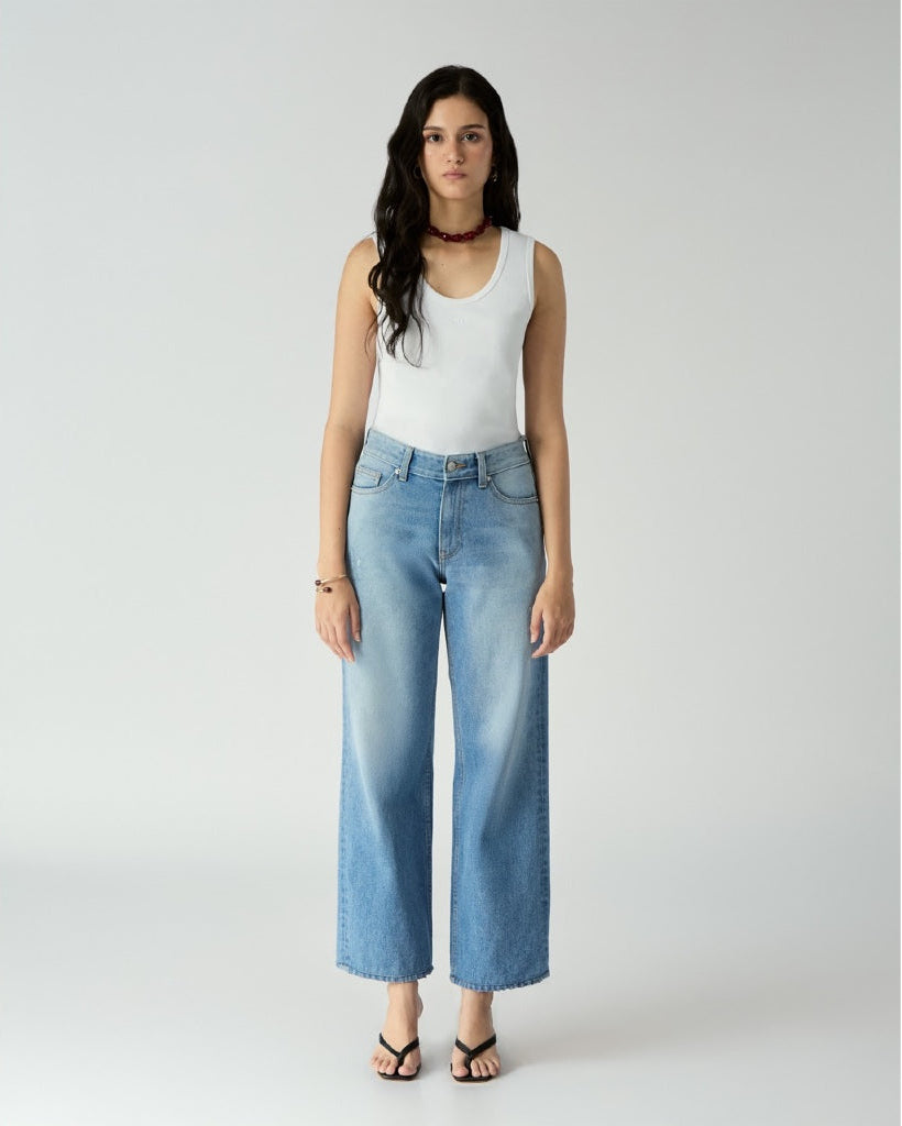 Fleurs et Printemps - Mid-Rise Straight Jeans in Light Blue Wash