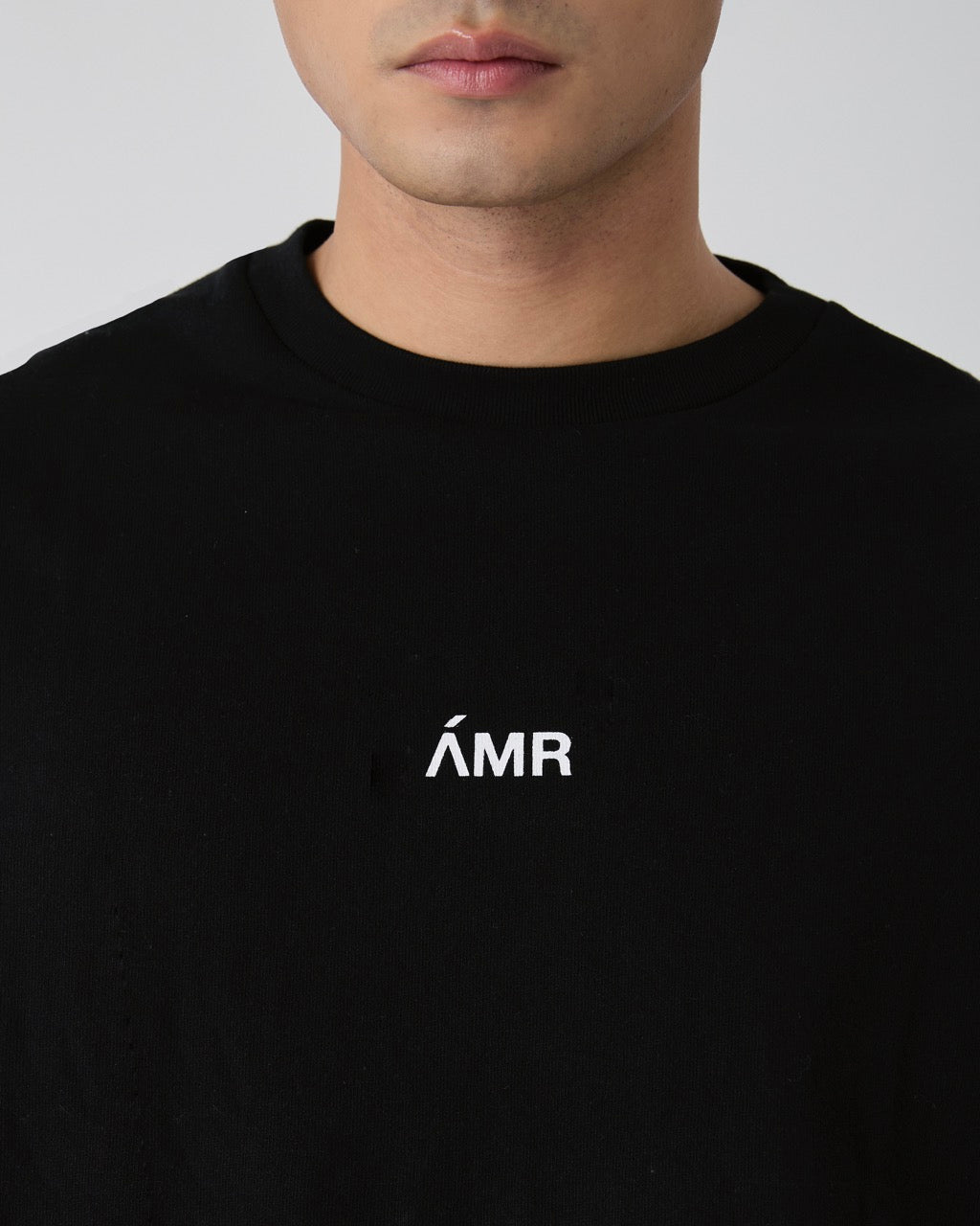 Decouvrir - AMR Mini Logo T-Shirt in Black