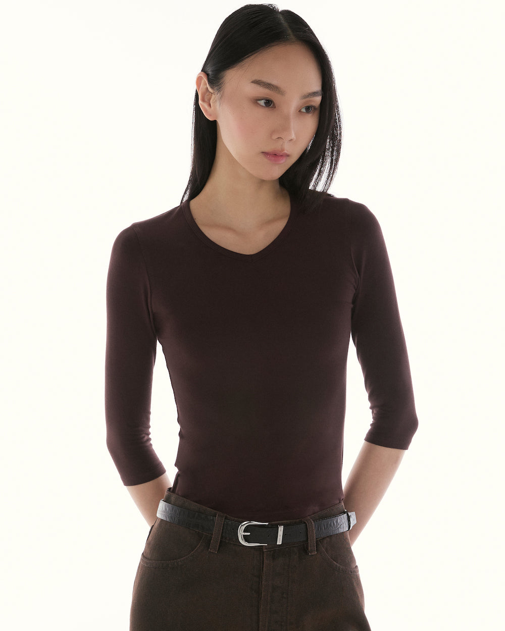 Le Fauve - Three-Quarter Sleeve V-Neck T-Shirt in Brown