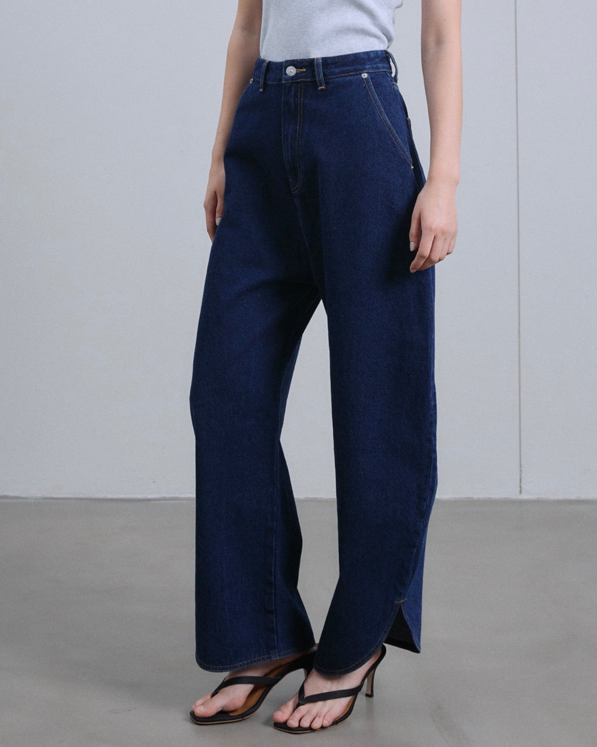 AMR DE SAISON - Barrel Jeans in Dark Denim