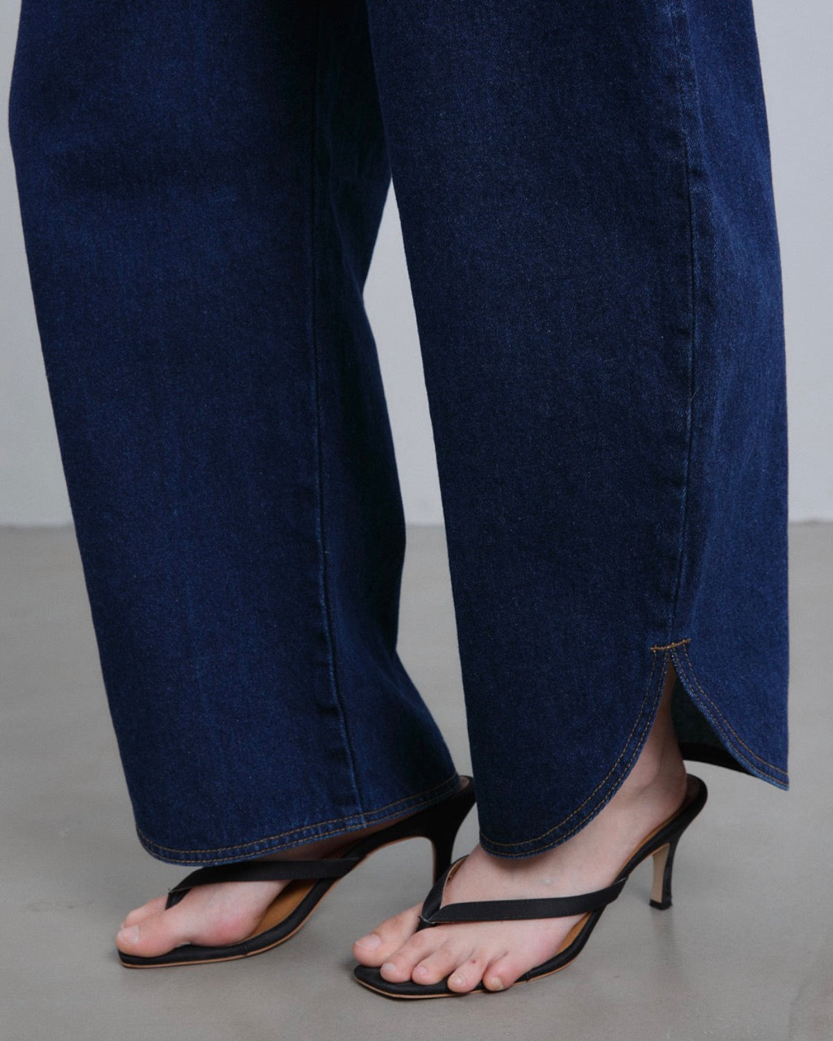 AMR DE SAISON - Barrel Jeans in Dark Denim