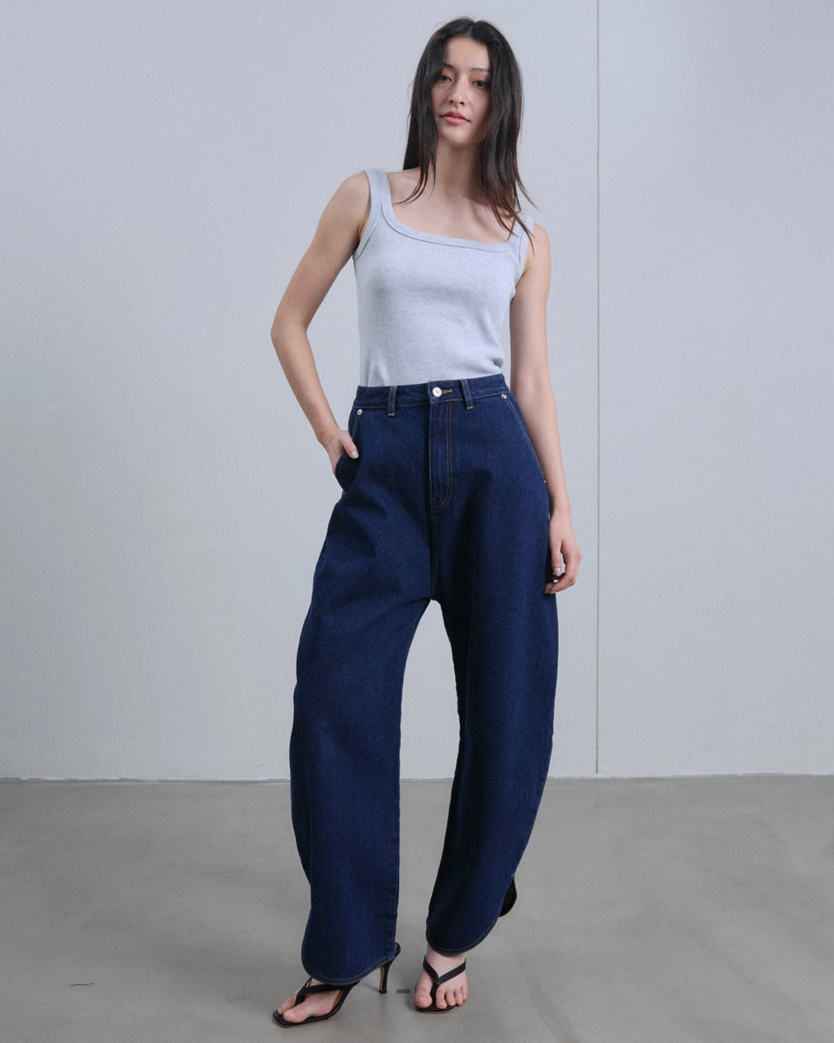 AMR DE SAISON - Barrel Jeans in Dark Denim