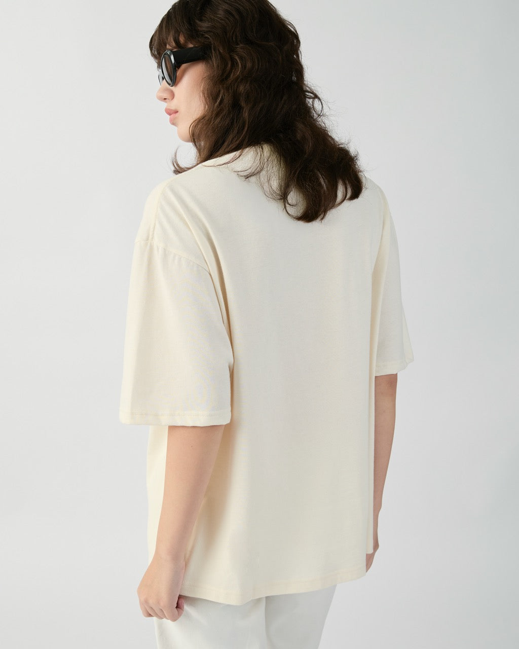En Couleurs - AMR Logo Embroidery Oversized T-Shirt (Relaxed) in Cream