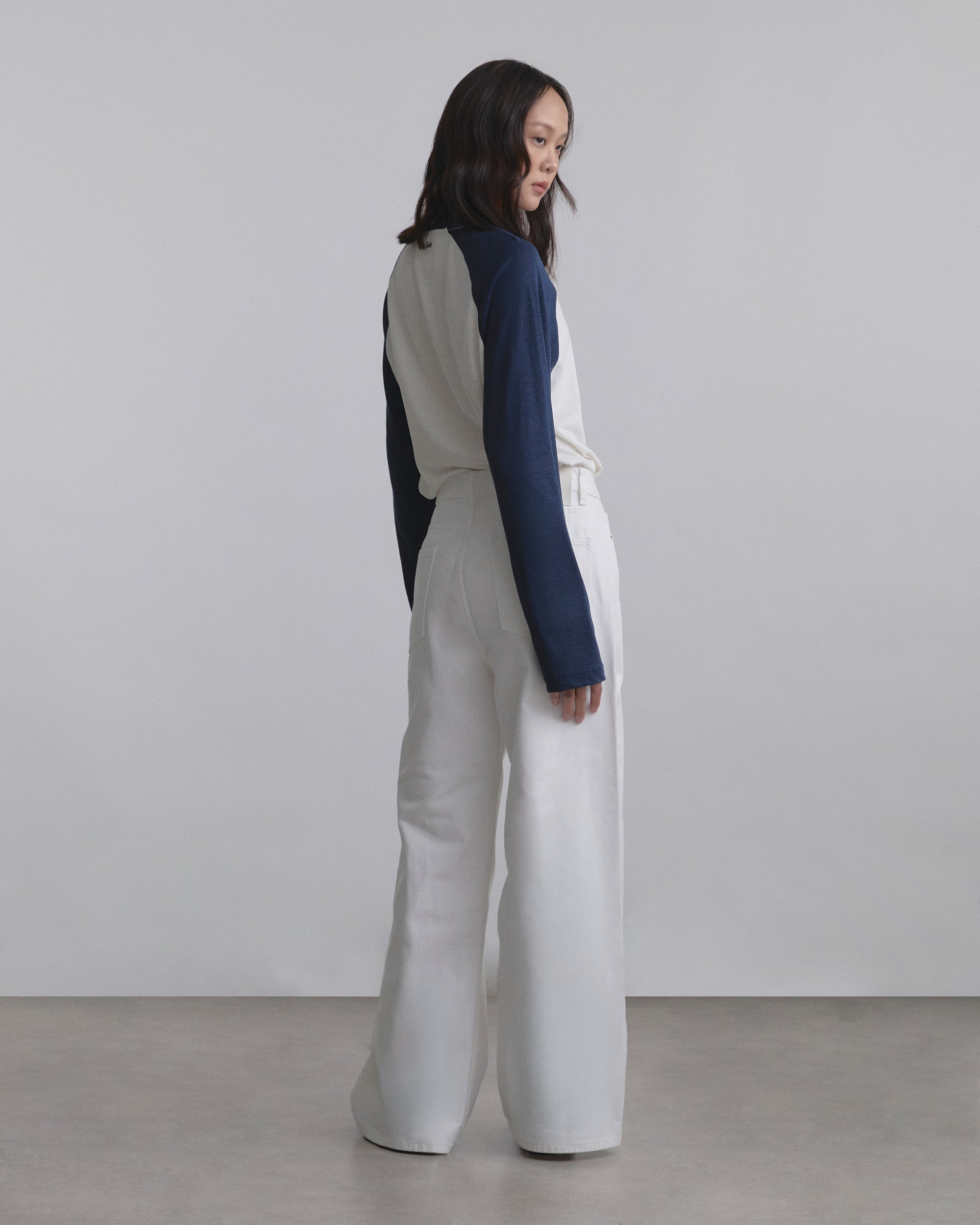 Wadrobe II - AMR Cotton Slub Raglan Long Sleeve T-Shirt in White/Navy Blue