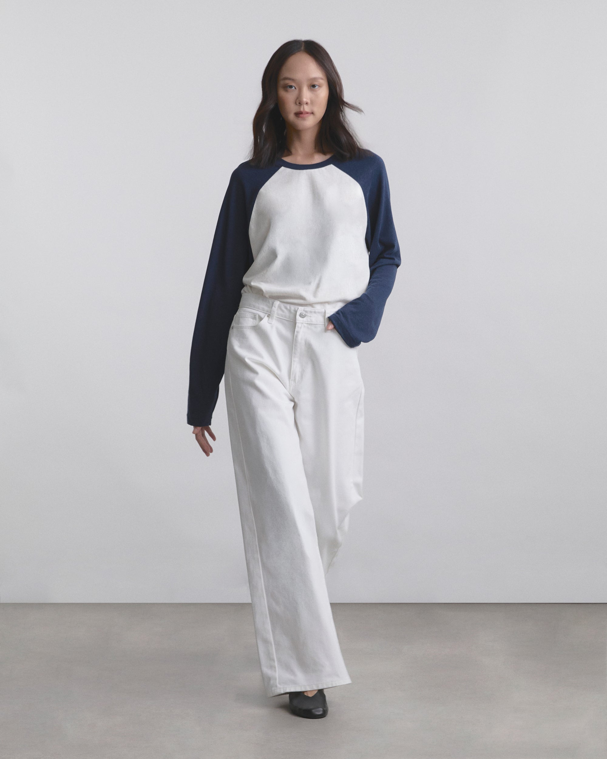 Wadrobe II - AMR Cotton Slub Raglan Long Sleeve T-Shirt in White/Navy Blue
