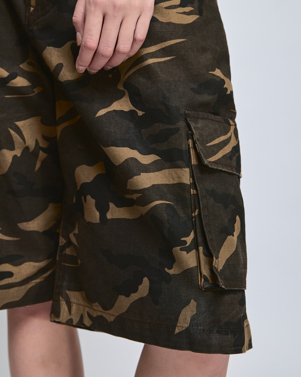 En Couleurs - AMR Cargo Shorts in Olive Camo