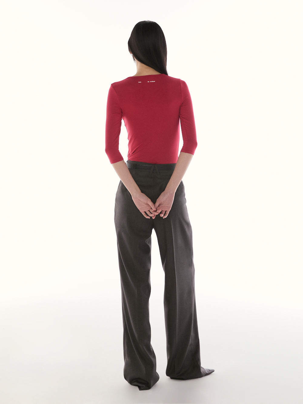 Le Fauve - Three-Quarter Sleeve V-Neck T-Shirt in Red