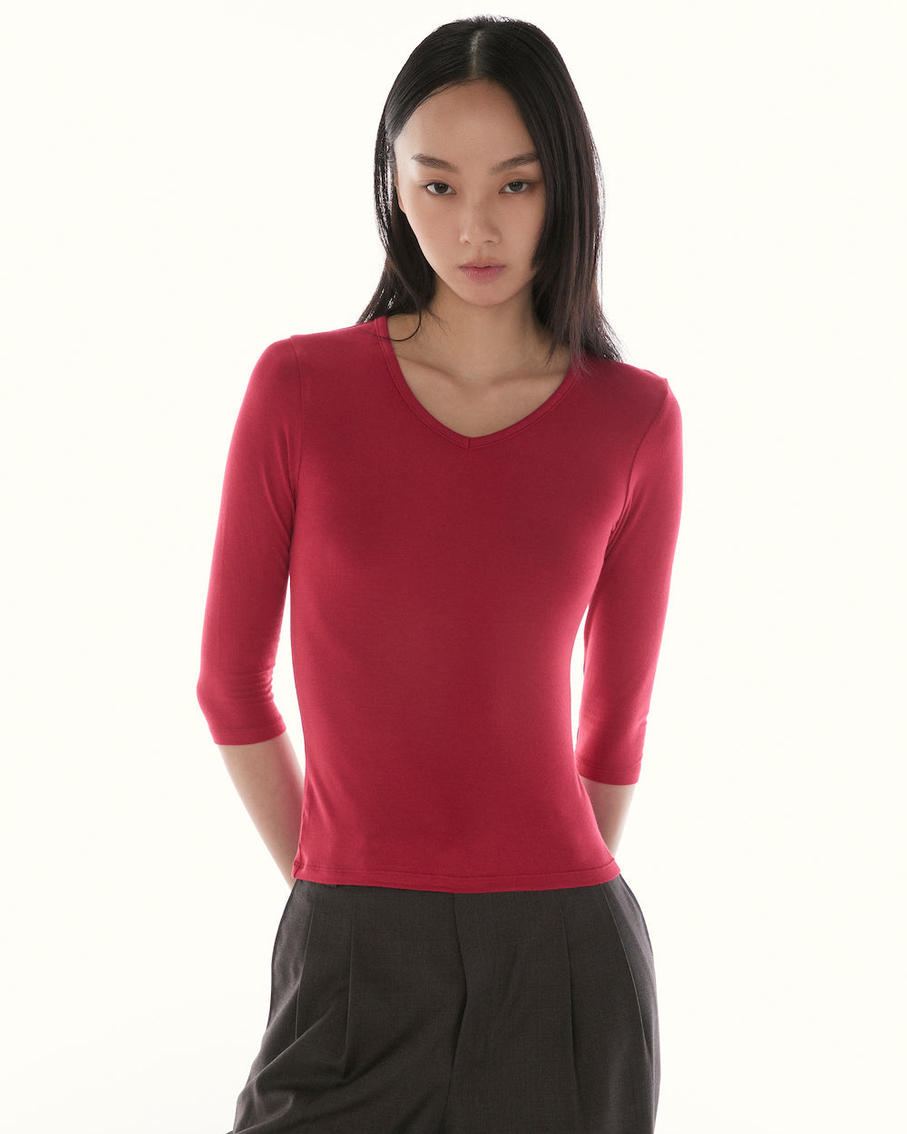 Le Fauve - Three-Quarter Sleeve V-Neck T-Shirt in Red