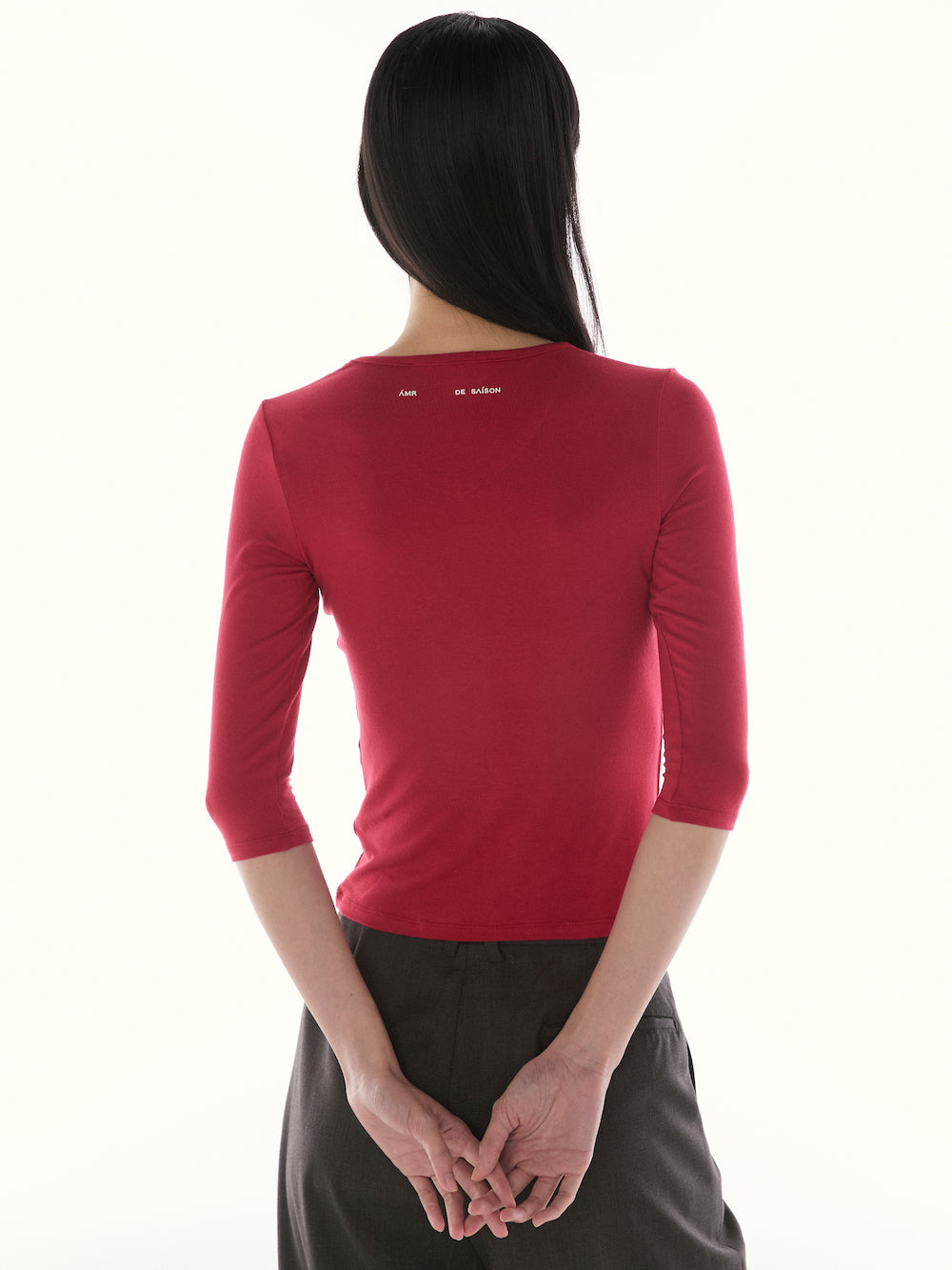 Le Fauve - Three-Quarter Sleeve V-Neck T-Shirt in Red