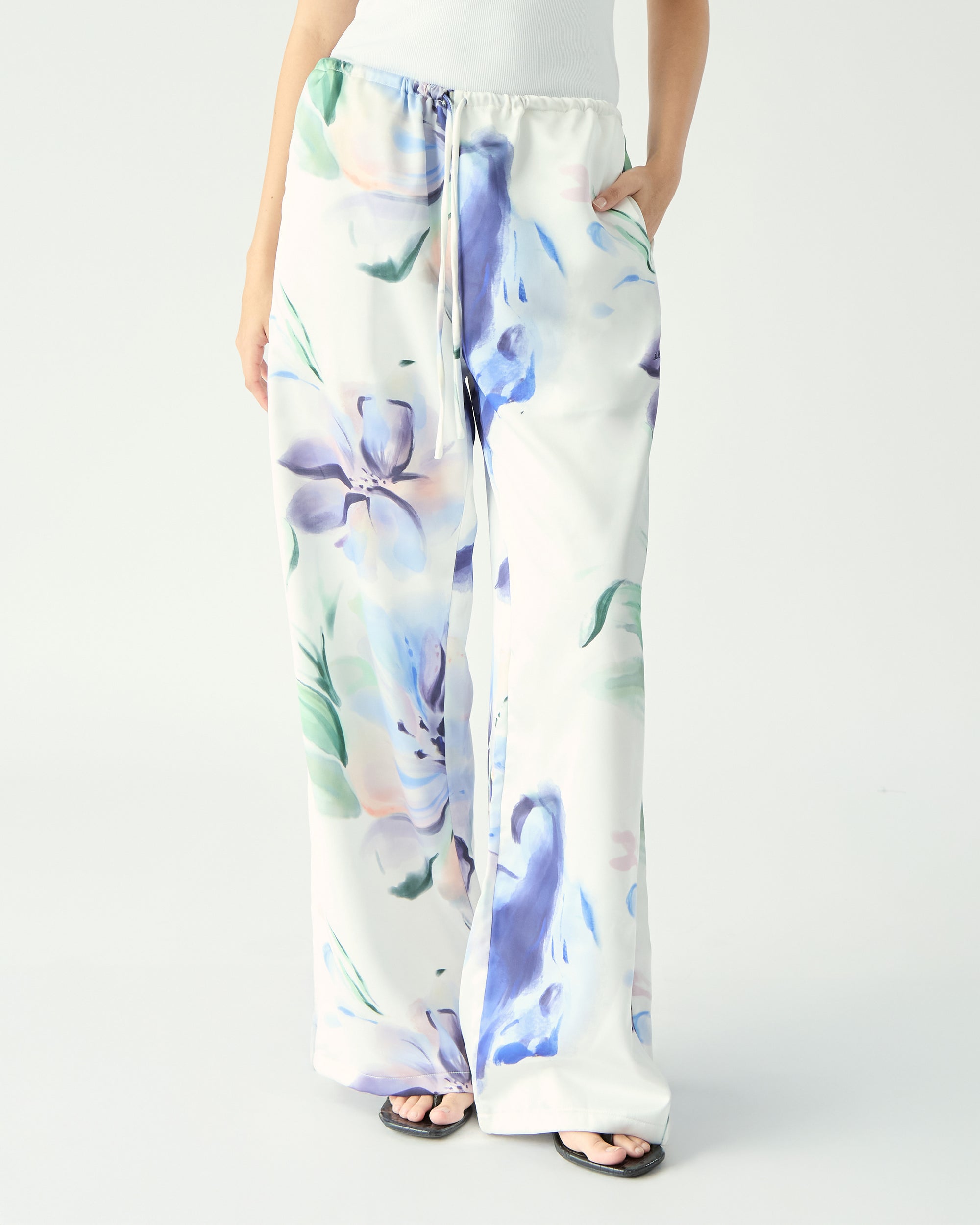 Le soleil d'ete - Drawstring Satin Trousers in Abstract Floral