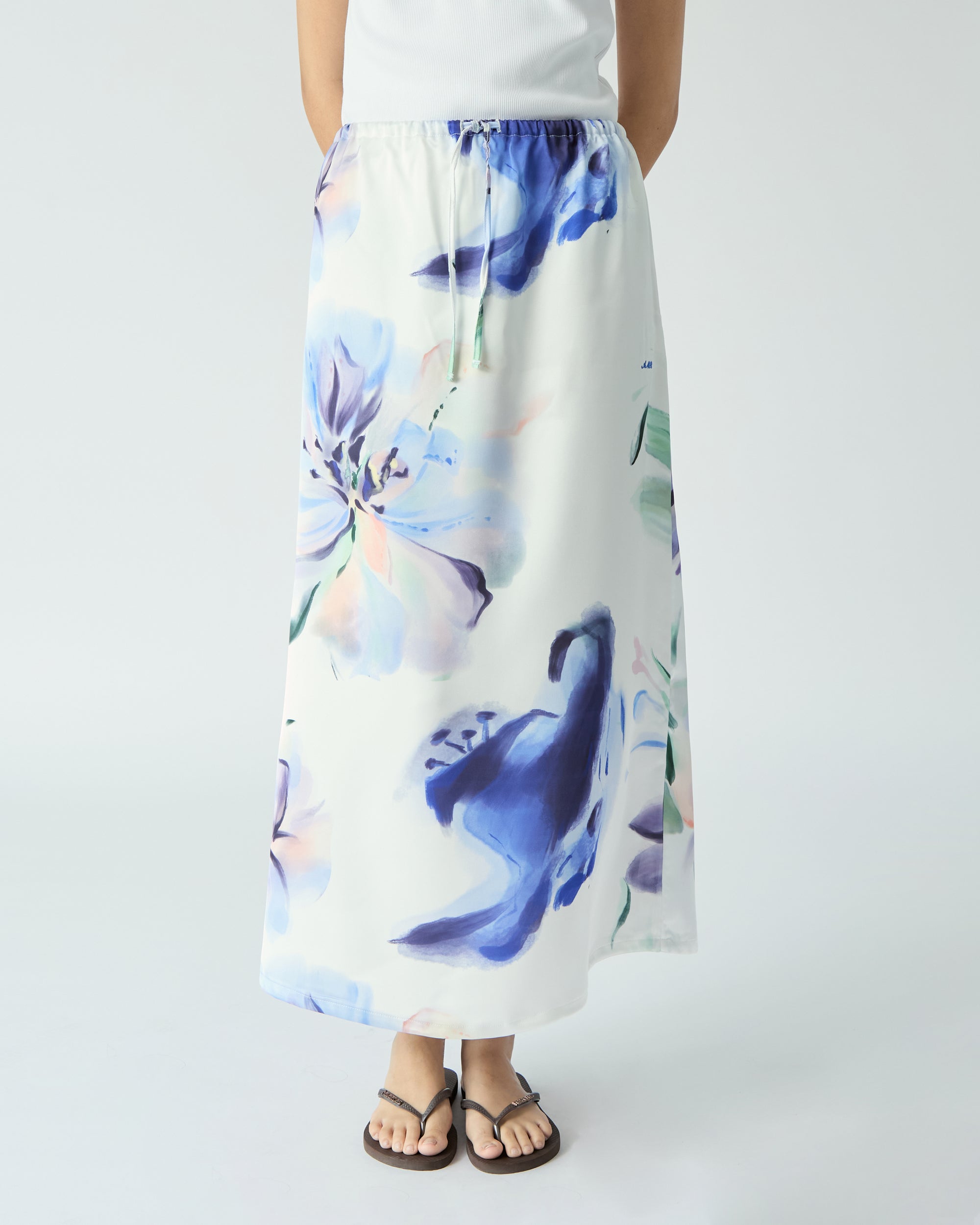 Le soleil d'été - Drawstring Satin Maxi Skirt in Abstract Floral
