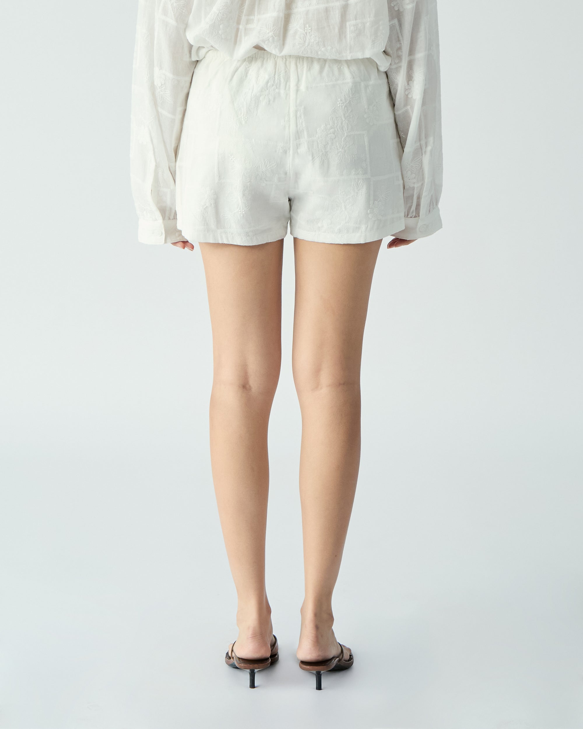 Le soleil d'ete - Embroidered Cotton Shorts in White