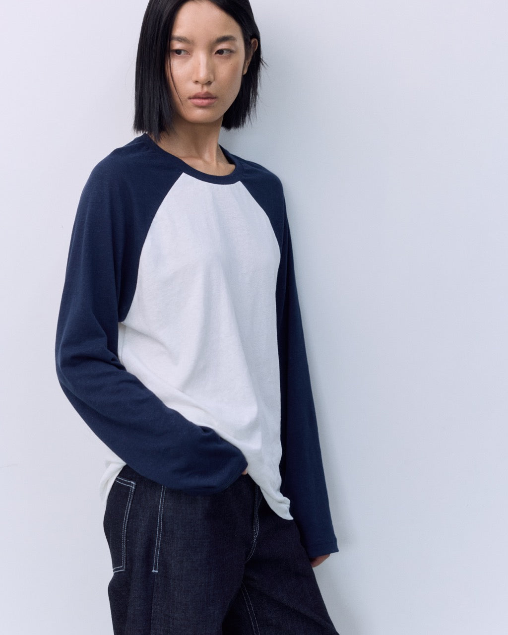 Wadrobe II - AMR Cotton Slub Raglan Long Sleeve T-Shirt in White/Navy Blue