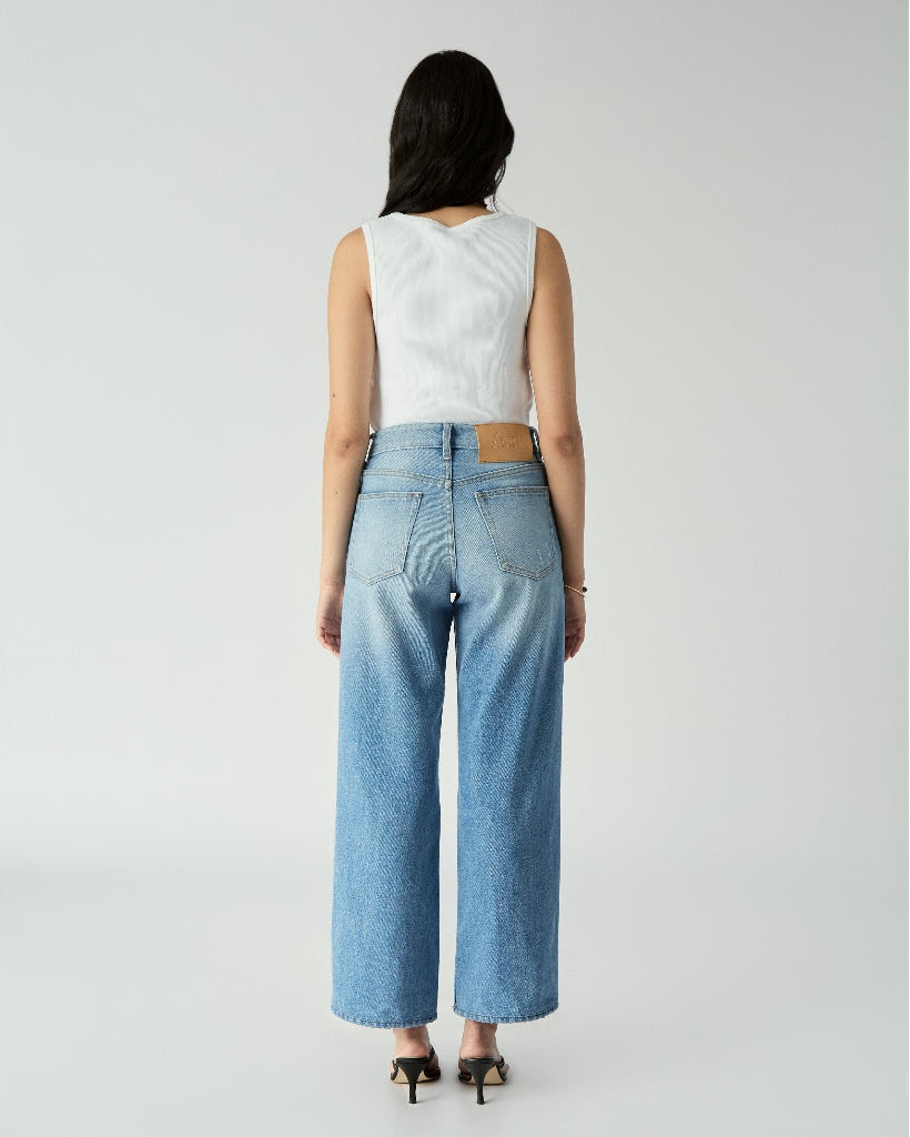 Fleurs et Printemps - Mid-Rise Straight Jeans in Light Blue Wash