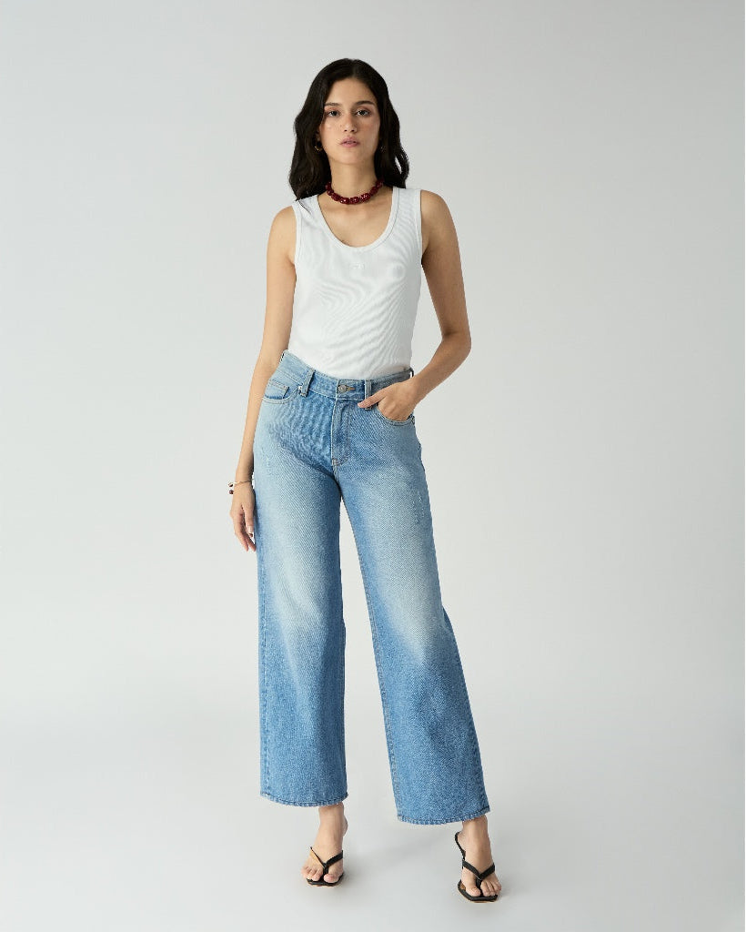 Fleurs et Printemps - Mid-Rise Straight Jeans in Light Blue Wash