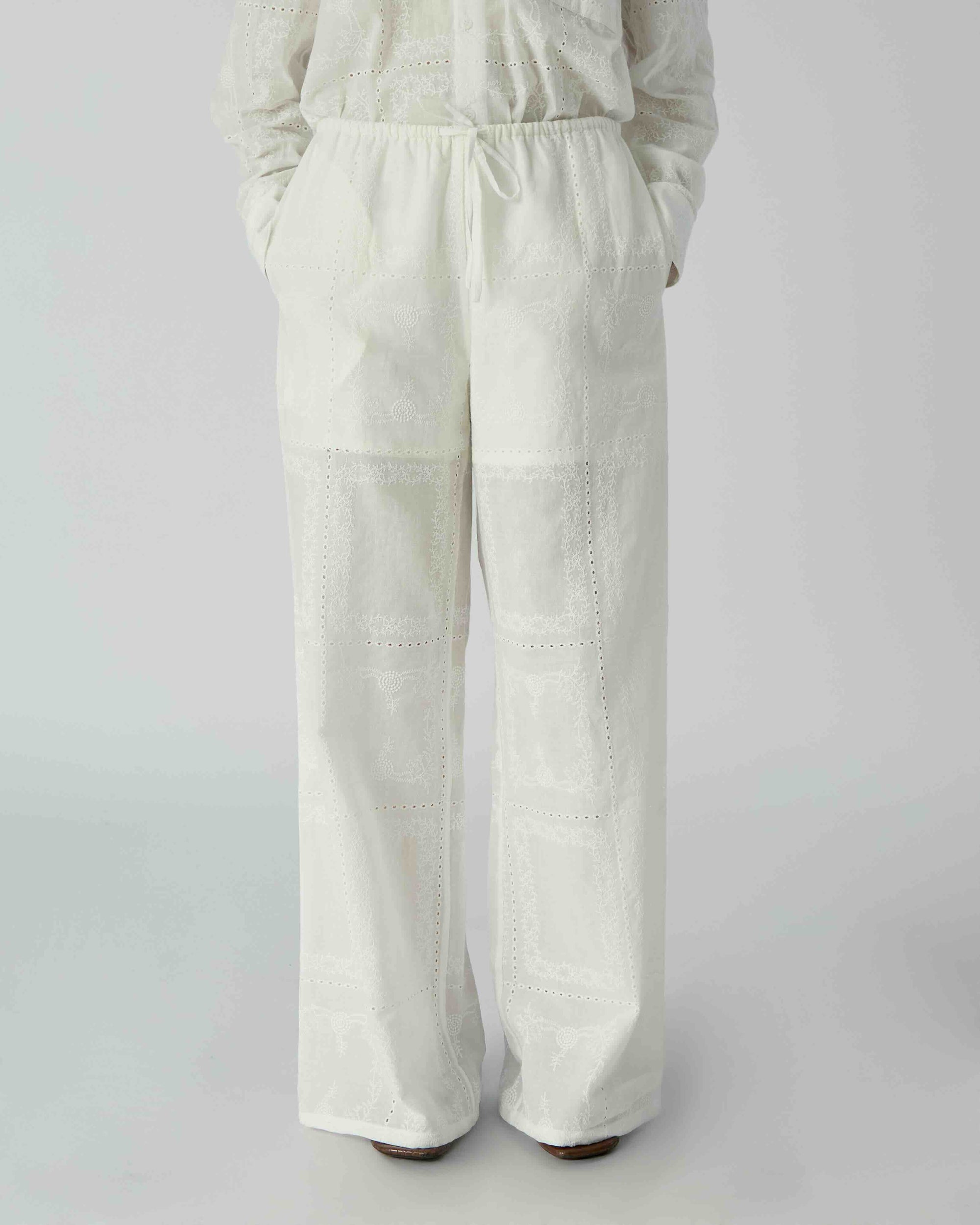 Le soleil d'ete - Embroidered Drawstring Trousers in White